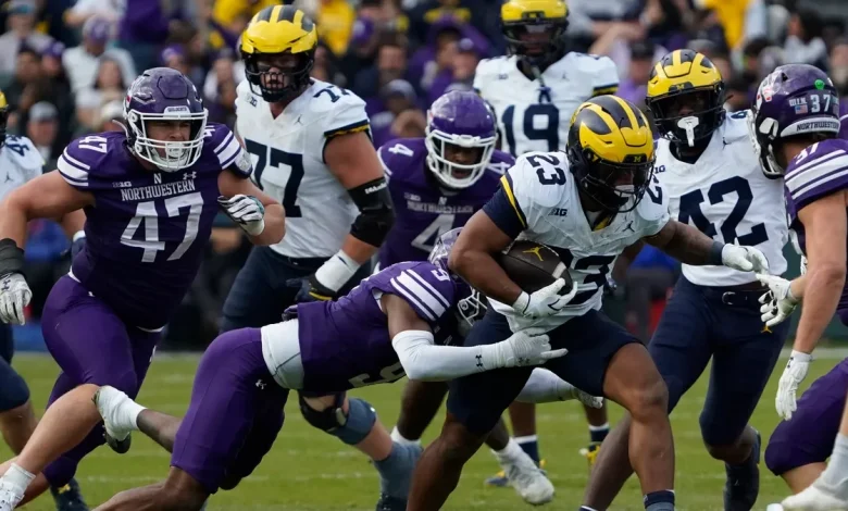 Jordan Marshall injury: Michigan football RB leaves game with apparent ailing shoulder