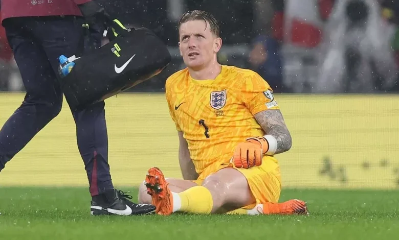 Jordan Pickford suffers injury scare as Everton pair help leave Cristiano Ronaldo fuming