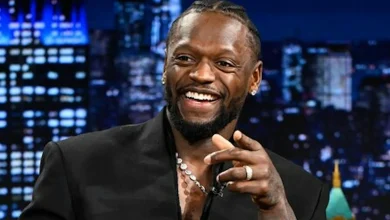 Julius Randle presents Jimmy Fallon with a Timberwolves jersey