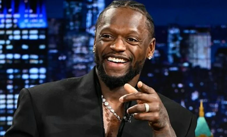 Julius Randle presents Jimmy Fallon with a Timberwolves jersey