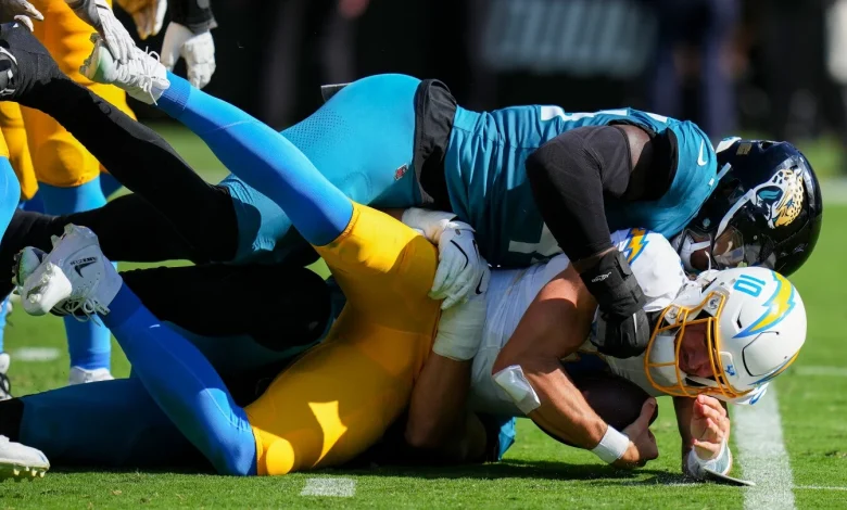 Justin Herbert goes to medical tent before halftime, Jaguars lead Chargers 14-6