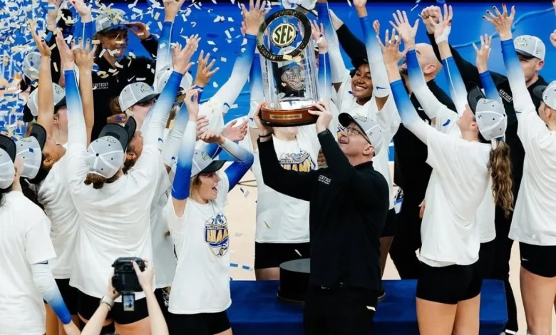 Kentucky volleyball reverse sweeps Texas to clinch SEC title