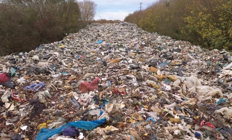 Kidlington fly-tipping: Drone footage shows scale of 'revolting' 60m-long mountain of waste next to river