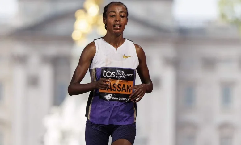 LIVE marathon New York: Sifan Hassan weer terug in kopgroep, Abdi Nageeye loopt voorin mee bij de mannen