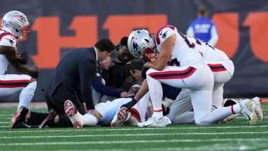 LT Campbell carted off, among Pats' OL injuries
