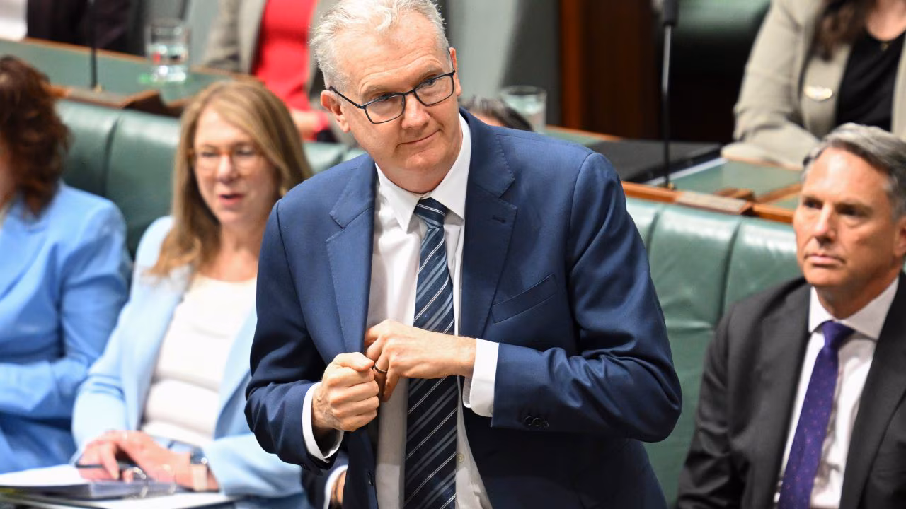 Labor accused of rushing through FOI bill after gagging debate