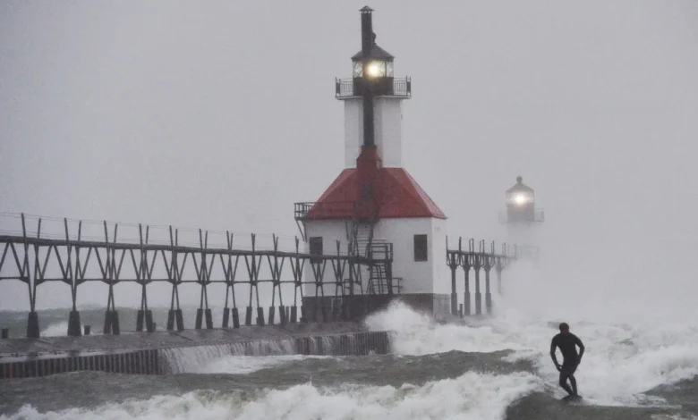 Lake effect snow piles up in Great Lakes region, impacting Thanksgiving travel