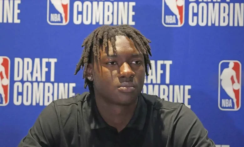 Lakers’ Adou Thiero reacts to Giannis making sure he got his game ball after ref controversy