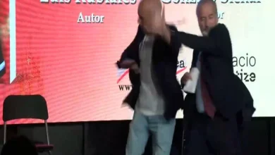 Lanzan huevos a Luis Rubiales durante la presentación de su libro