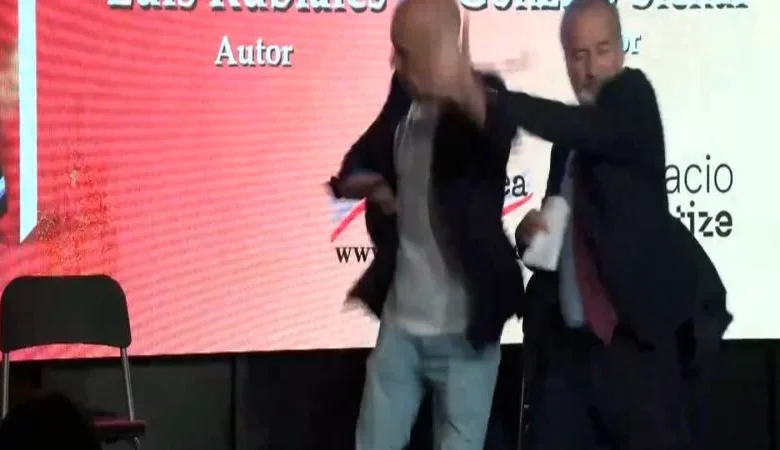 Lanzan huevos a Luis Rubiales durante la presentación de su libro