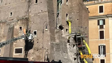 Largo Corrado Ricci, crolla la Torre dei Conti: 4 operai soccorsi. Uno è grave. Nuovo cedimento durante il salvataggio