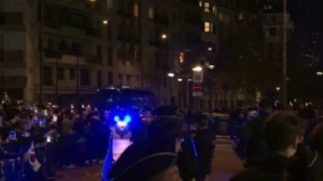 L'arrivée du car du PSG au Parc des Princes (vidéo) - Foot - Ligue des champions