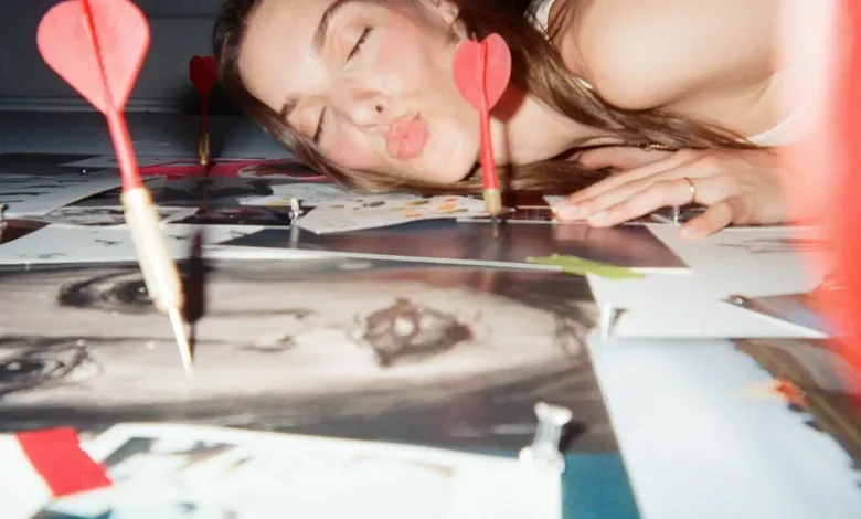 Le titre en français de Charlotte Cardin, « Tant pis pour elle », fait son entrée au palmarès radio de Billboard Canada