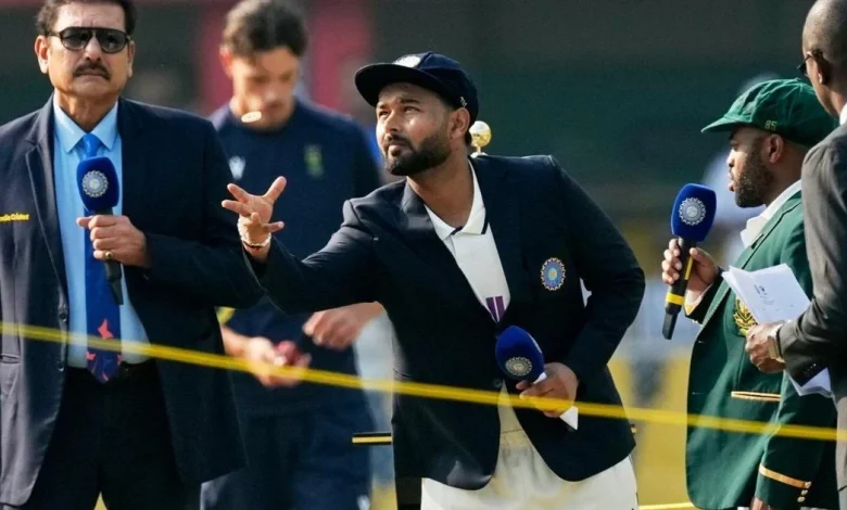 Leading the 2-test series 1-0, South Africa wins the toss and bats 1st against India