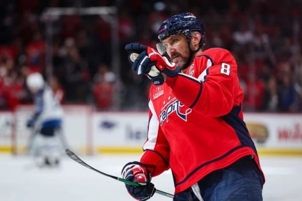 Legendary Alexander Ovechkin Catches Up with Iconic Wayne Gretzky. Once Again
