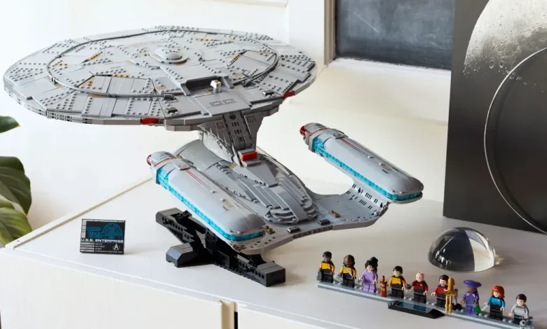 Lego’s first Star Trek set is a $400 Enterprise with Data, Picard, and Worf minifigures