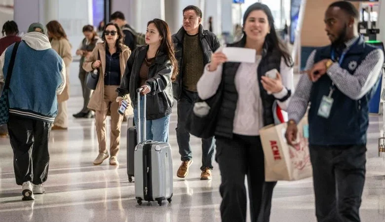 Live updates: Thanksgiving holiday travel kicks off