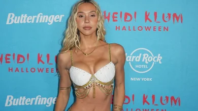 Livvy Dunne Slips Into A Pamela Anderson Halloween Costume, Roger Clemens As Kiss & Geno INTs Inside Snickers