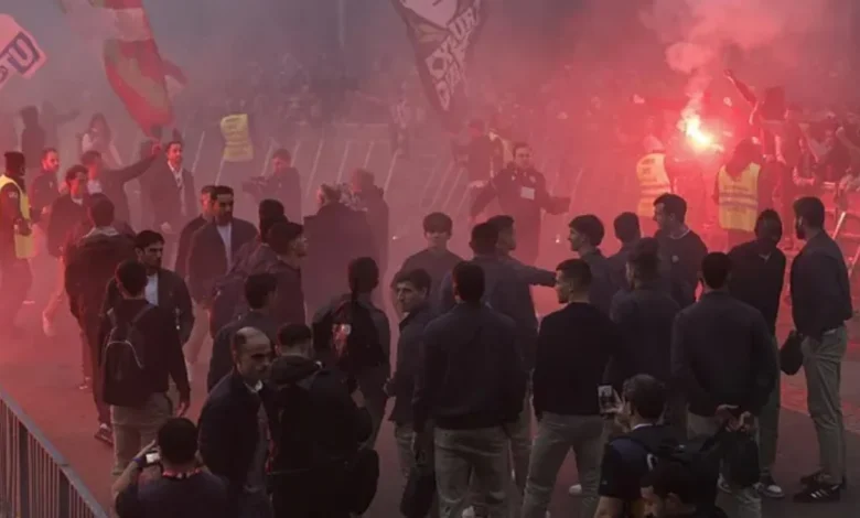 Los futbolistas de la Real se bajan del autocar y agradecen con aplausos a su afición el impresionante recibimiento