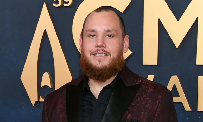 Luke Combs showcases weight loss transformation at 2025 CMA Awards