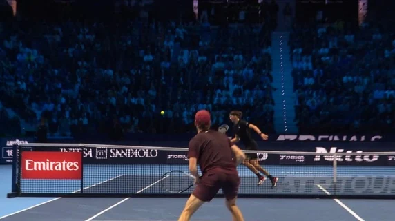 Magia Sinner: il passante in controbalzo è fenomenale. Zverev è incredulo