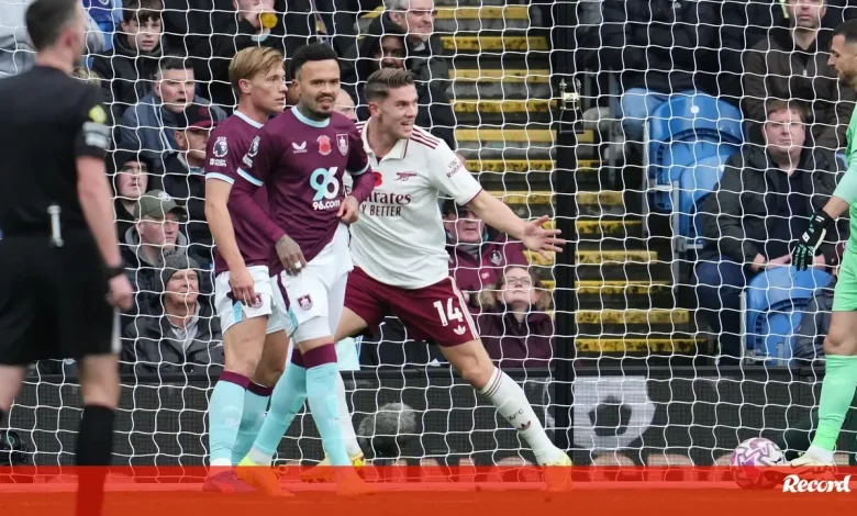 Mais um golo de Gyökeres no Arsenal: sueco inaugurou marcador frente ao Burnley