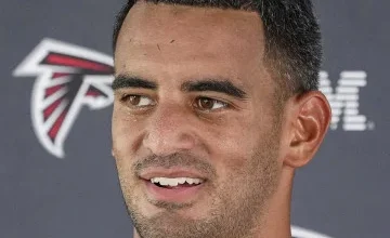 Marcus Mariota Gets checked for concussion