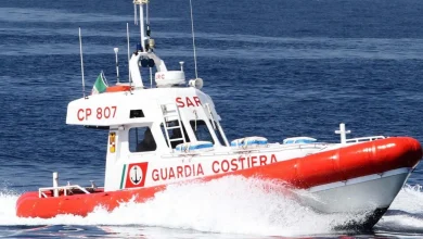 Mare mosso, barca a vela rimane incagliata all’ingresso del porto