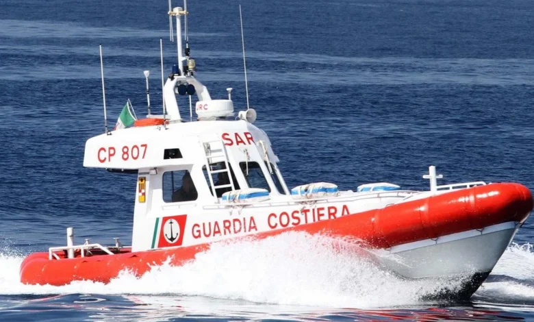 Mare mosso, barca a vela rimane incagliata all’ingresso del porto