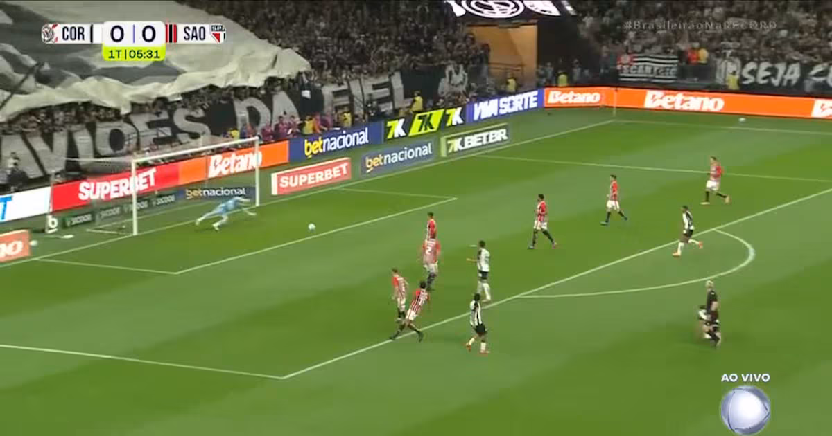 Matheus Bidu arrisca de fora da área e quase marca golaço para o Corinthians