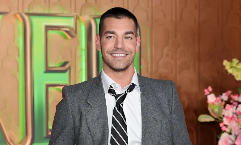 Matt Rogers strips down to tight white briefs & gays are going feral