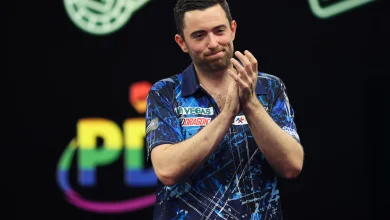 Mesmerising Humphries marches to last eight as Smith wins an epic