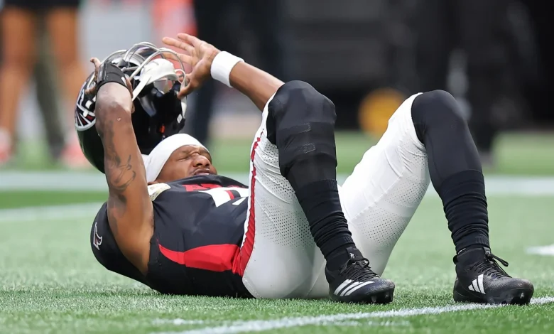 Michael Penix exits with knee injury, Kirk Cousins in for Falcons
