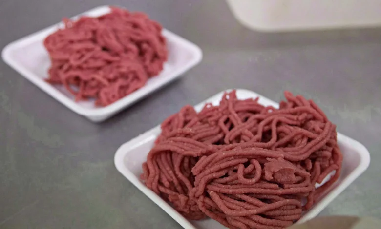 Mise en garde: des morceaux de métal et de plastique dans du bœuf et du veau haché