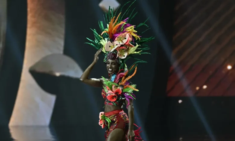 Miss Jamaica Falls Off Stage During Miss Universe Pageant