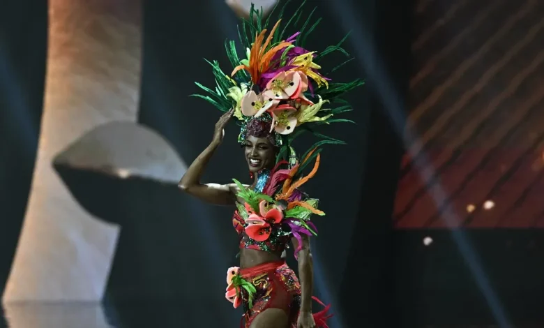 Miss Jamaica falls off stage during Miss Universe preliminary rounds. See shocking video