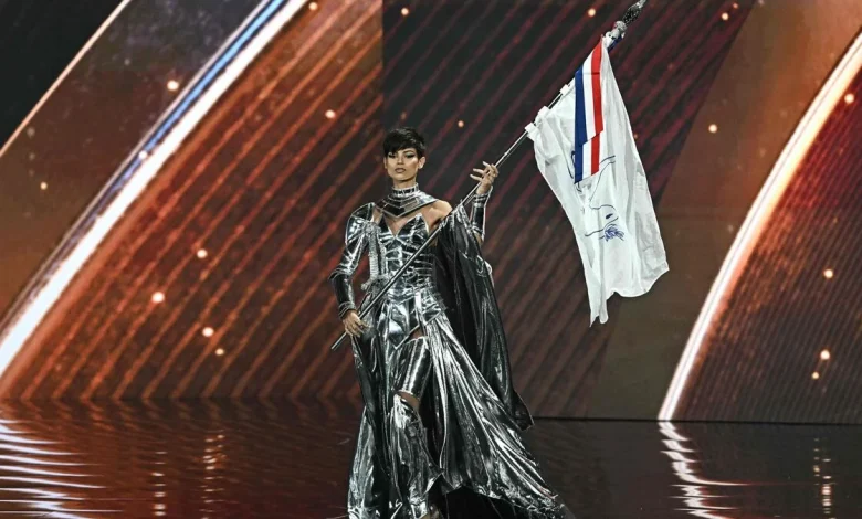 Miss Univers 2025 : découvrez le costume national d’Ève Gilles, en hommage à Jeanne d’Arc