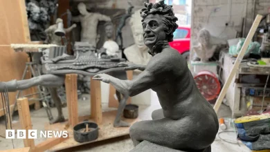 Monty Python: Nude organist statue of Terry Jones for home town