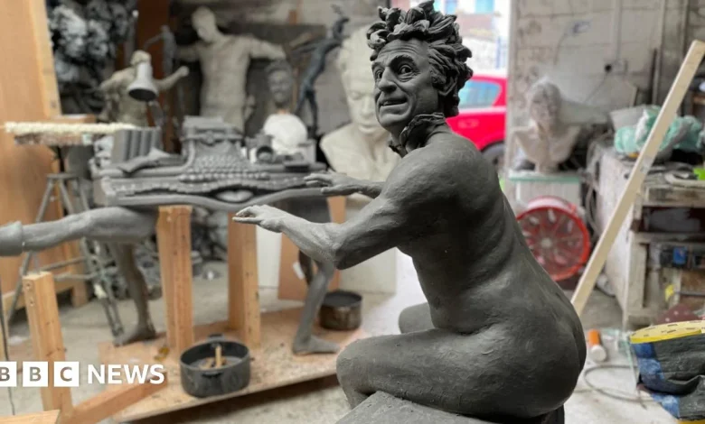 Monty Python: Nude organist statue of Terry Jones for home town