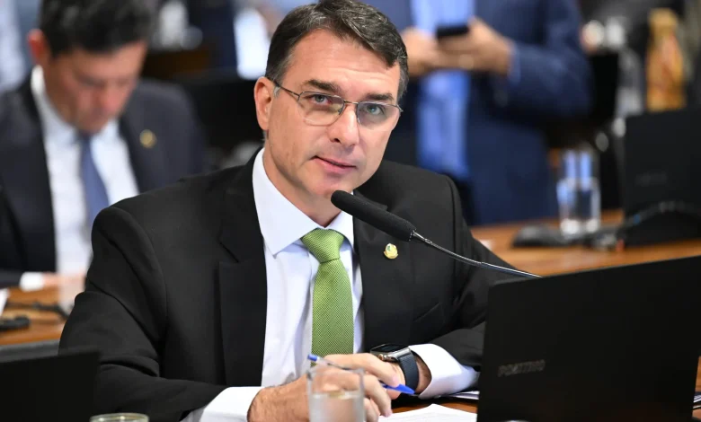 Moraes: vigília pretendia reviver acampamentos do 8/1 e enquadra Flávio e Eduardo