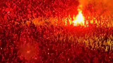'Morons': Flares thrown into crowd at first Oasis gig in Melbourne