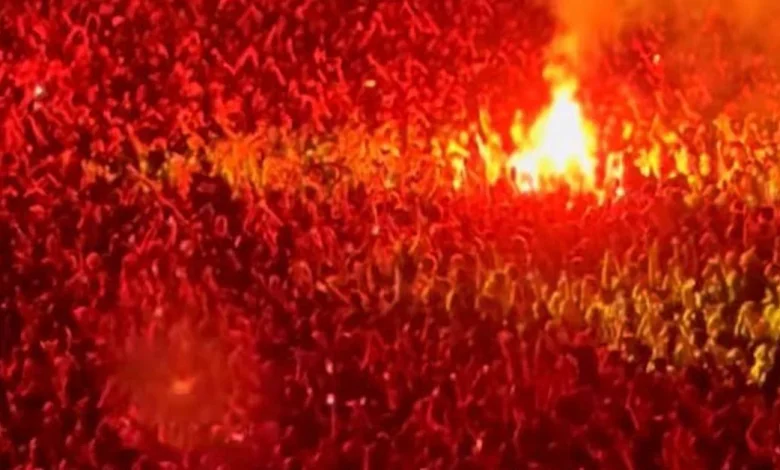'Morons': Flares thrown into crowd at first Oasis gig in Melbourne