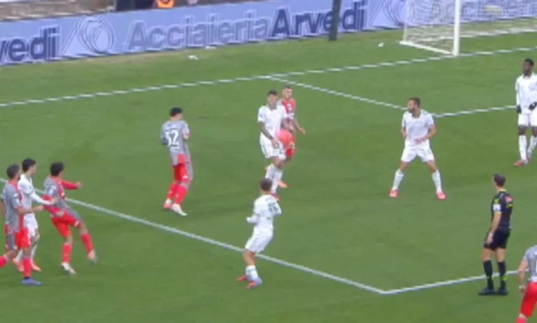 Moviola Cremonese-Roma: goal annullato a Pellegrini, mani di Mancini non da rigore
