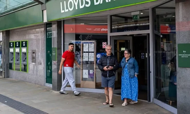 NatWest, Lloyds, Barclays customers told now is time to close their accounts