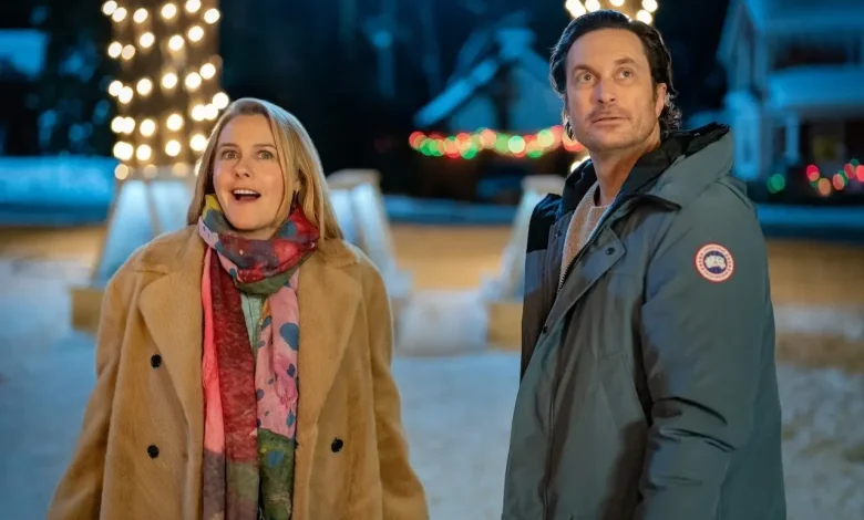 Netflix Has 2 Holiday Rom-Coms That Make The Perfect Cozy Double Feature