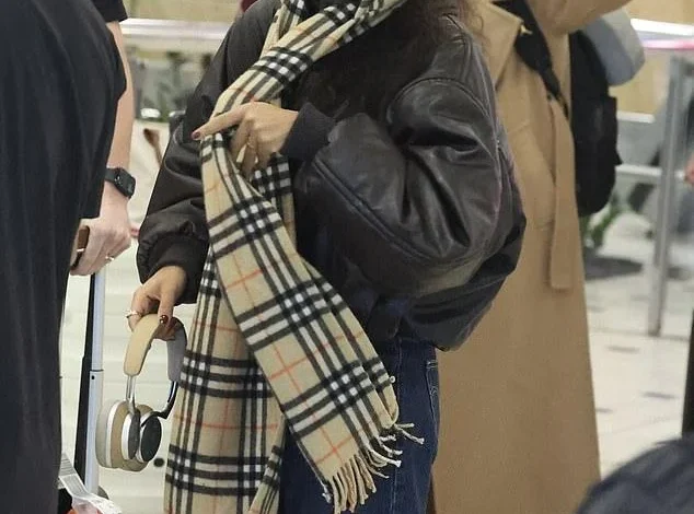 News Room : Guess who! Pop superstar attempts to go incognito as she touches down in Sydney