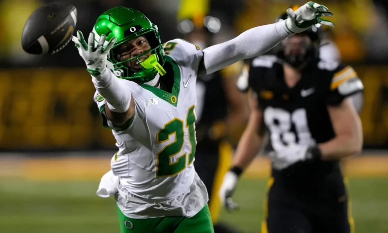 No. 7 Oregon hosts rested Minnesota on Friday night