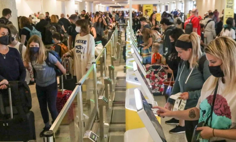 Officials at LAX warn about holiday delays as government shutdown continues to affect operations