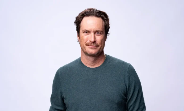 Oliver Hudson reveals how stepdad Kurt Russell plays Santa for their family