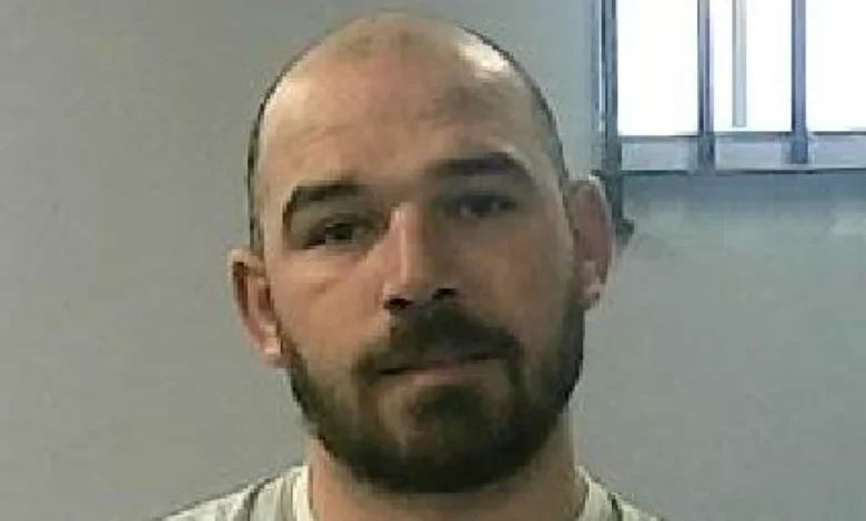 One of two prisoners mistakenly released hands himself in